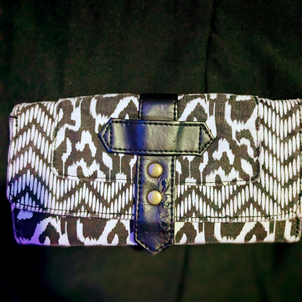 💥 FINAL ⬇️No Boundaries Black and White Patterned Clutch